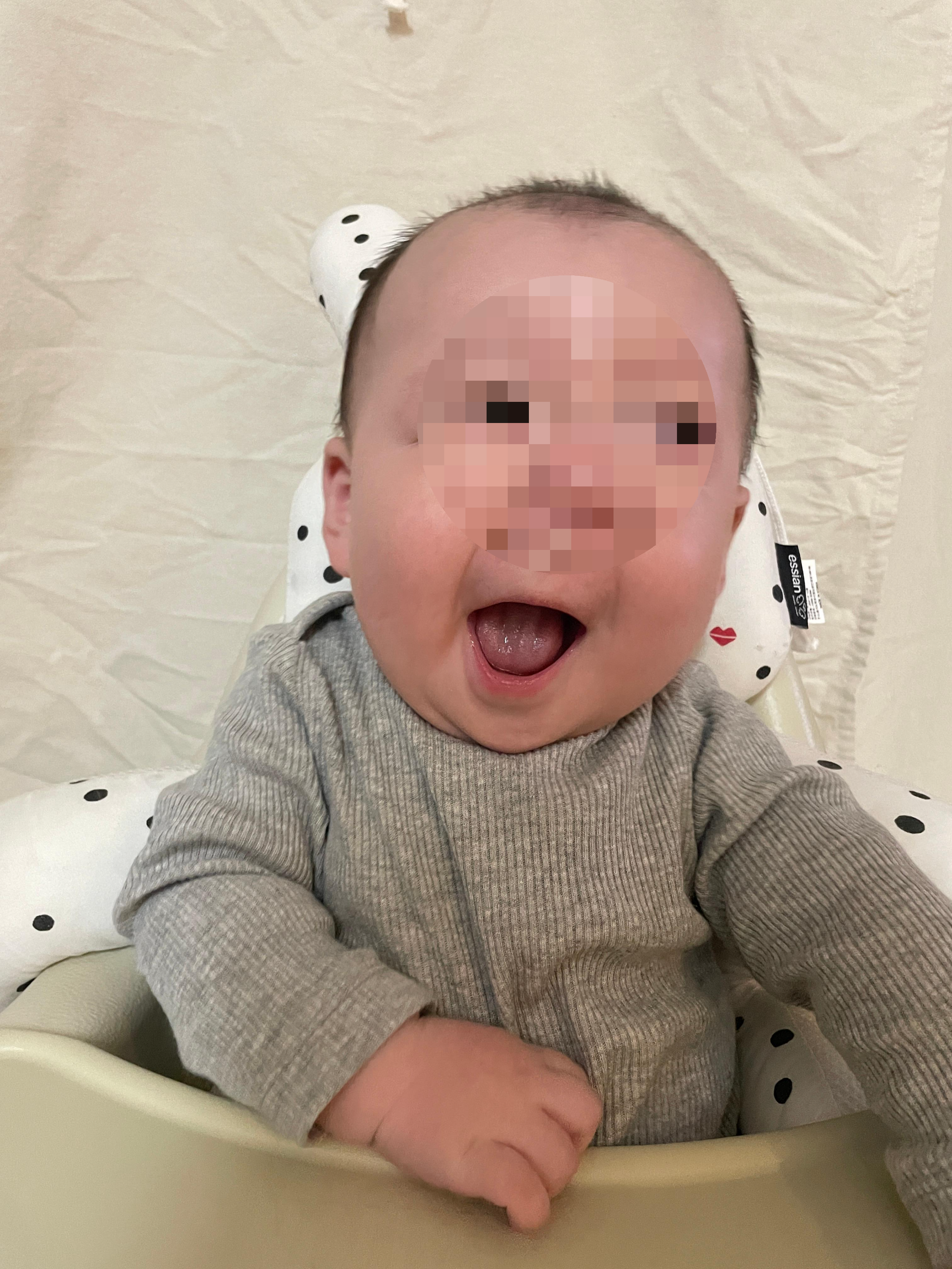 생후 5개월이 되니 엄마 얼굴만 봐도 활짝 웃어주더라고요.