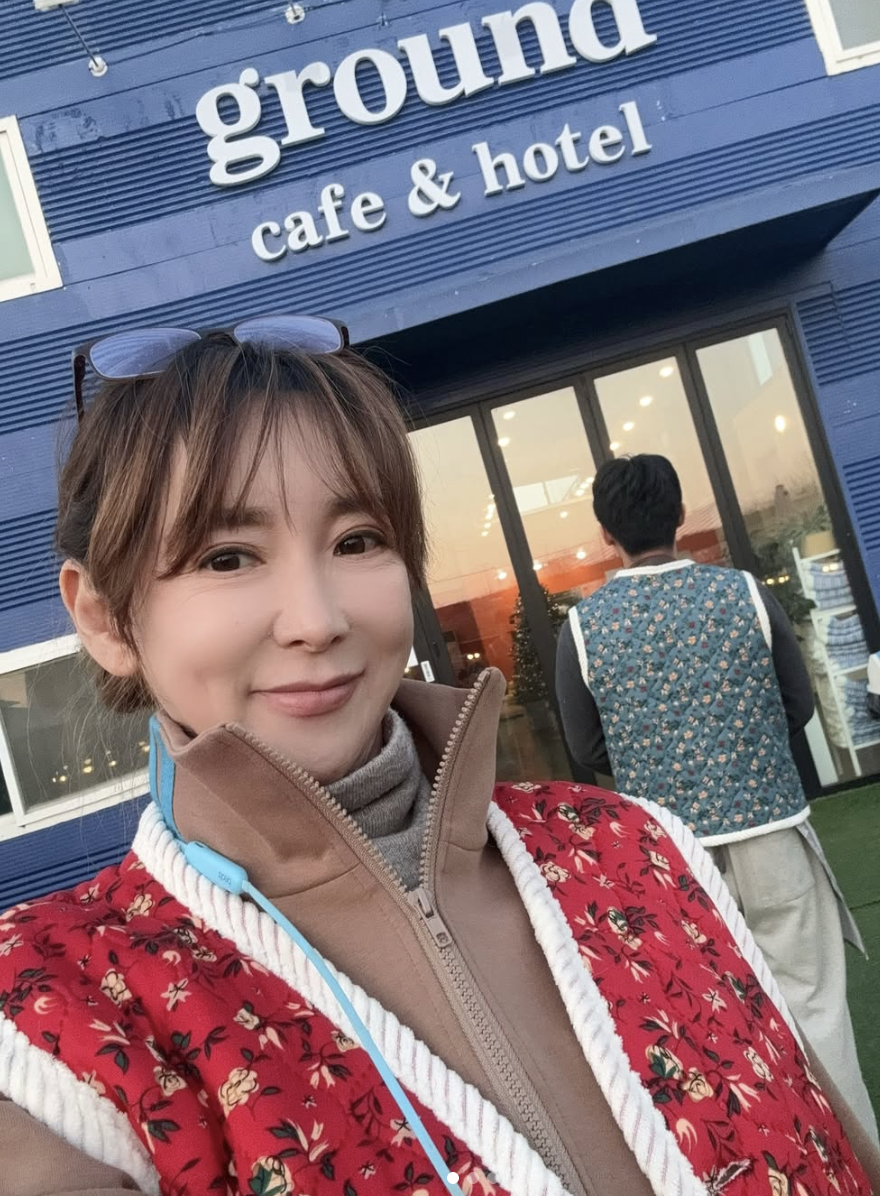 이상아 애견카페에서 촬영한 일상 모습 사진