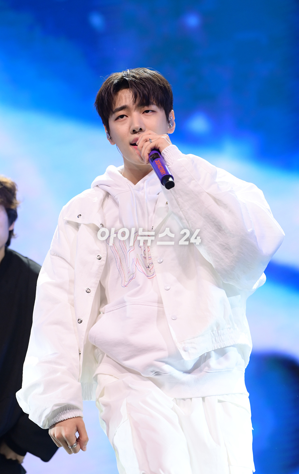 가수 재찬이 6일 오후 서울 광진구 예스24라이브홀에서 열린 DKZ 재찬의 첫 번째 미니앨범 '제이씨팩토리(JCFACTORY)' 발매 쇼케이스에 참석하고 있다. [사진=정소희 기자]