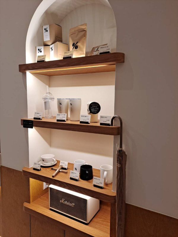 텐퍼센트 매장 진열대