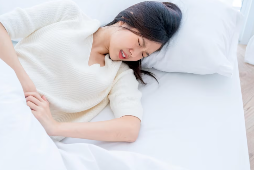생리통을 앓고 있는 여자