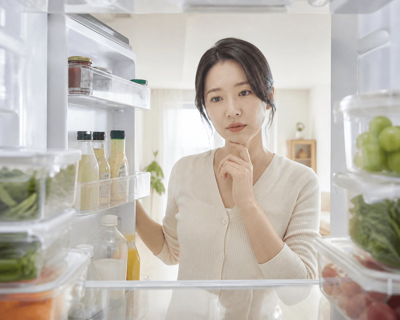 냉장고 안에 남은 반찬통과 새 식재료가 함께 놓인 모습, 무엇부터 먹을지 소비 순서