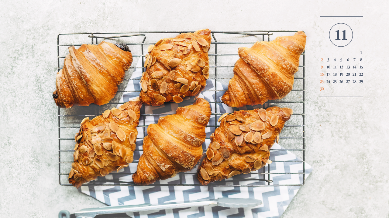 04 갓 구워낸 크루아상 A - 2025년11월 노트북배경화면