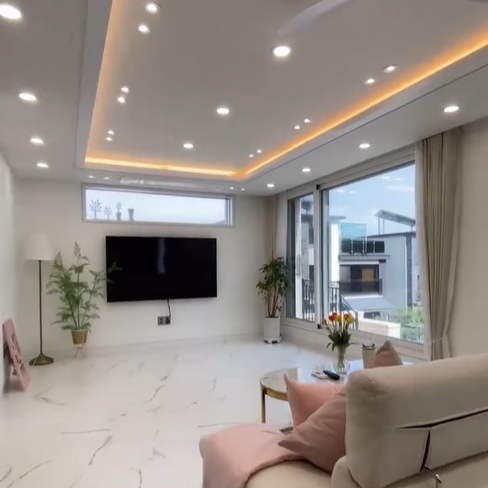 거실이 넓어 가족들과 즐거운 시간을 보낼수 있다.