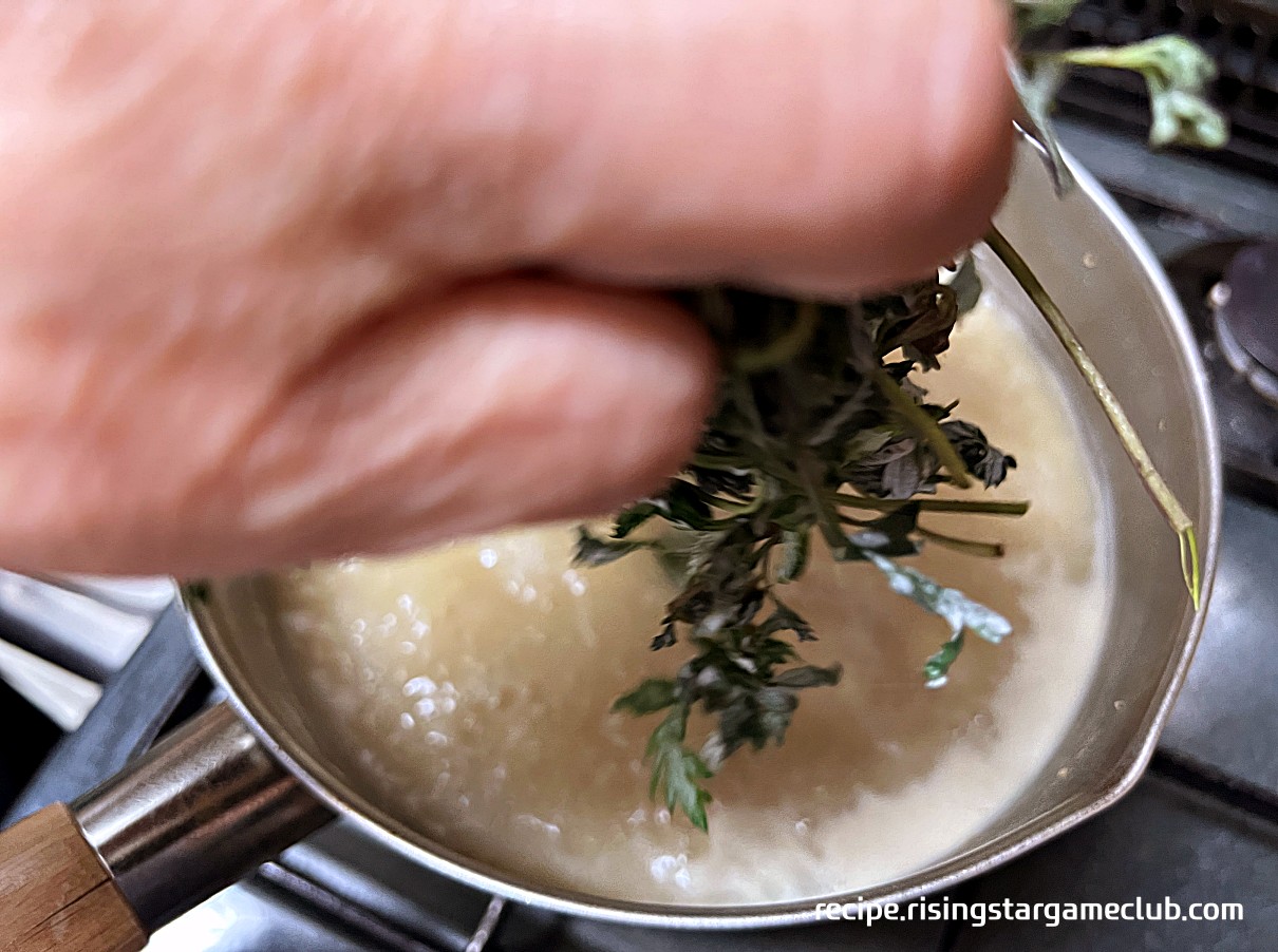 쑥 된장국에 쑥 넣기