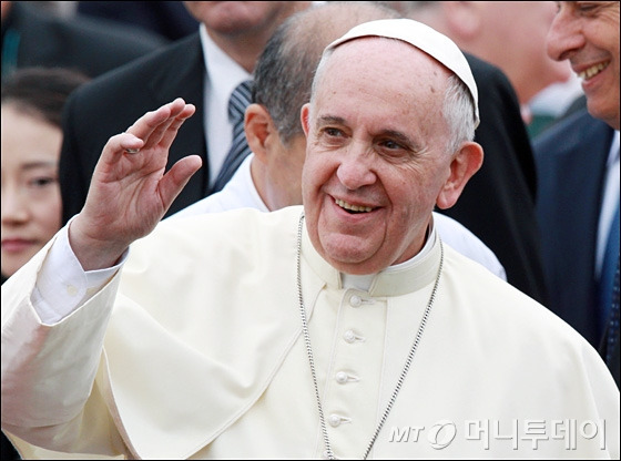 미소짓는 교황