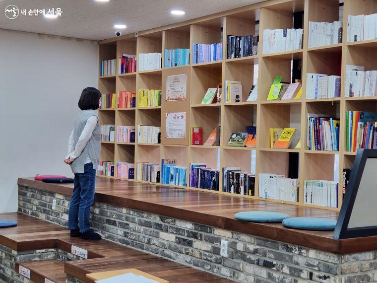 북큐레이션 강좌가 끝난 뒤에도 서가엔 수강생이 북큐레이션한 책이 전시되어 있다.