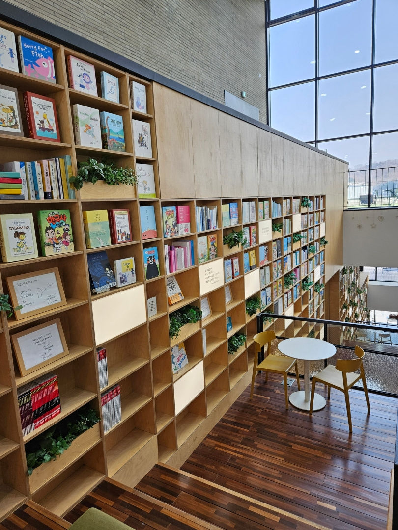 광교 푸른숲 도서관 중앙 통로