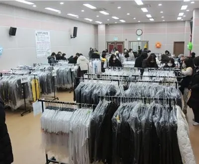 드라이클리닝 된 중고 교복이 디피된 교복은행 현장