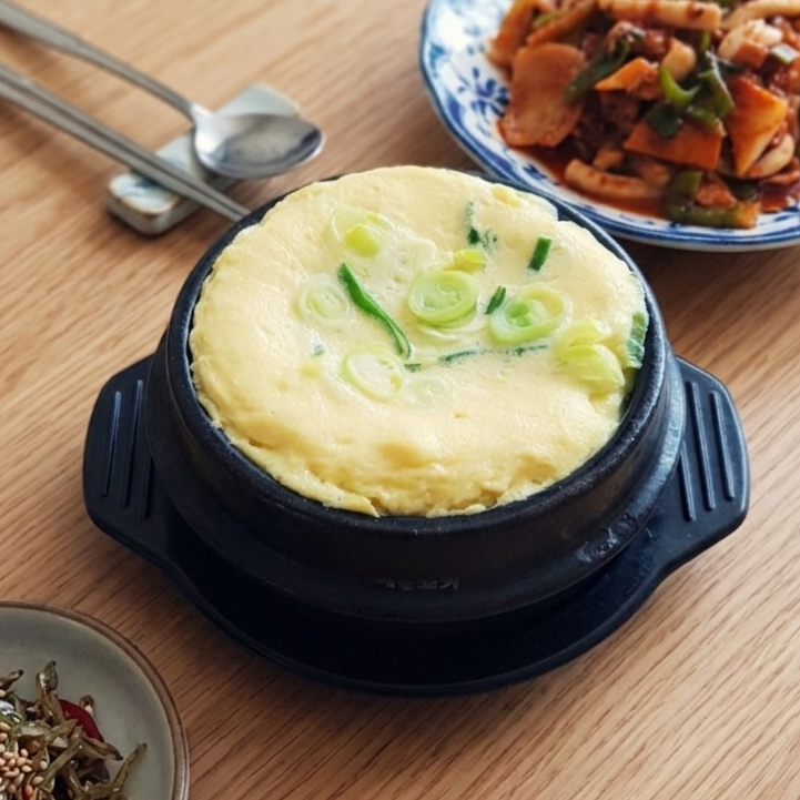 뚝배기에 부풀어 오른 폭탄계란찜과 대파 고명 - 매운 요리와 함께 차려진 정갈한 한식 상차림 - 푸드 블로거 보라카이