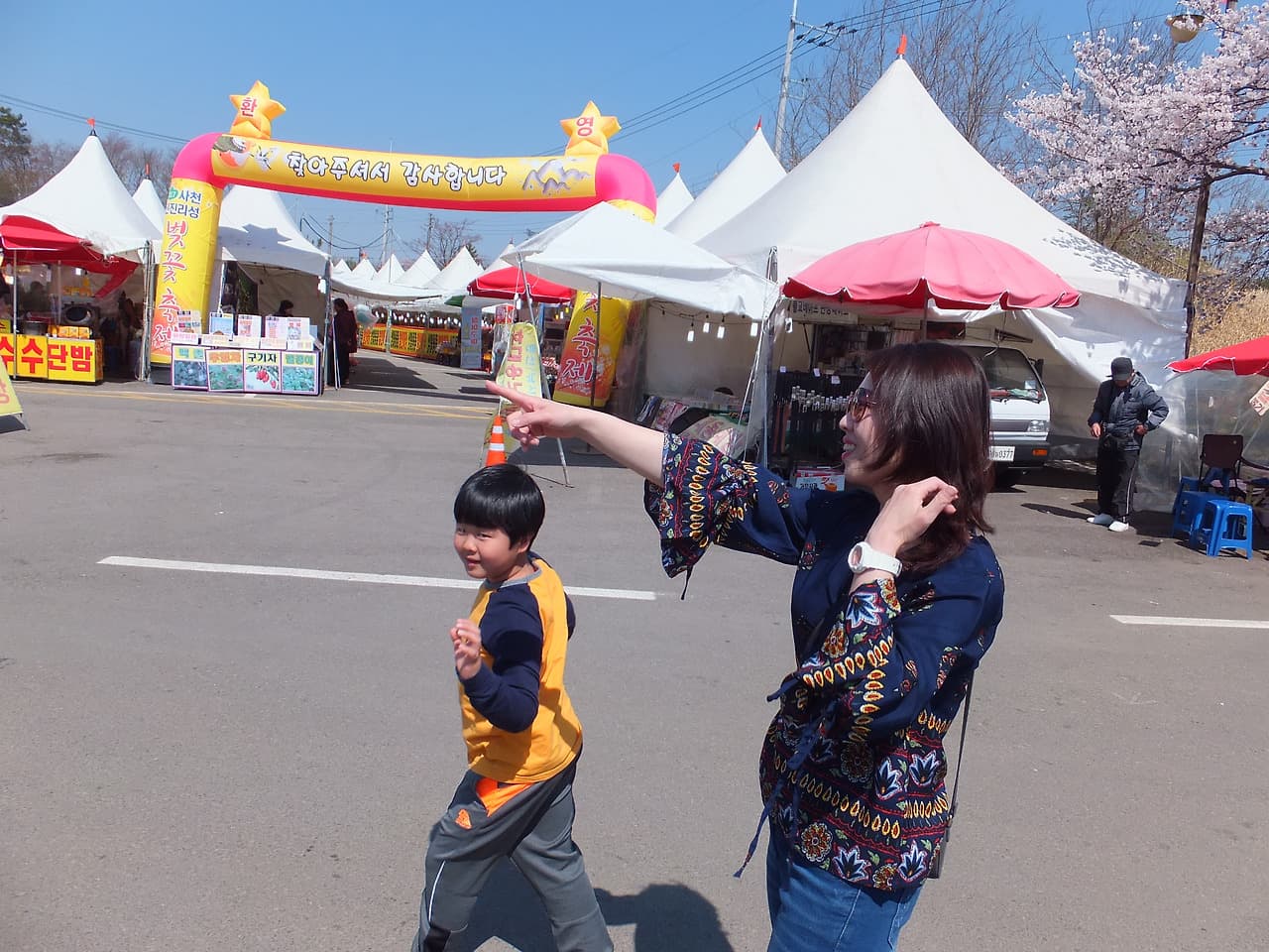 벚꽃축제장을 걷는 똘망이와 엄마