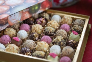  편의점에 &lsquo;부자존&rsquo;이 뜬다! 명품 과자부터 고급 와인까지 인기 이유