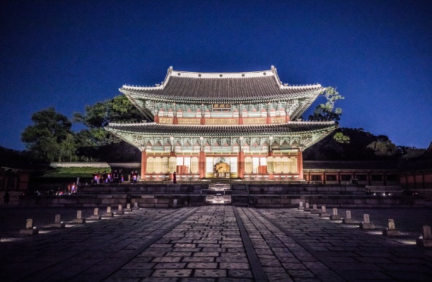 창덕궁 달빛기행은 한국 문화재재단에서 주최하는 행사로, 창덕궁에서 은은한 달빛 아래 관람하는 프로그램입니다.이 행사는 전문 해설사와 함께 궁궐의 곳곳을 돌아다니며, 각 전각에 대한 해설과 전통 예술 공연을 즐길 수 있는 특별한 경험을 제공합니다.