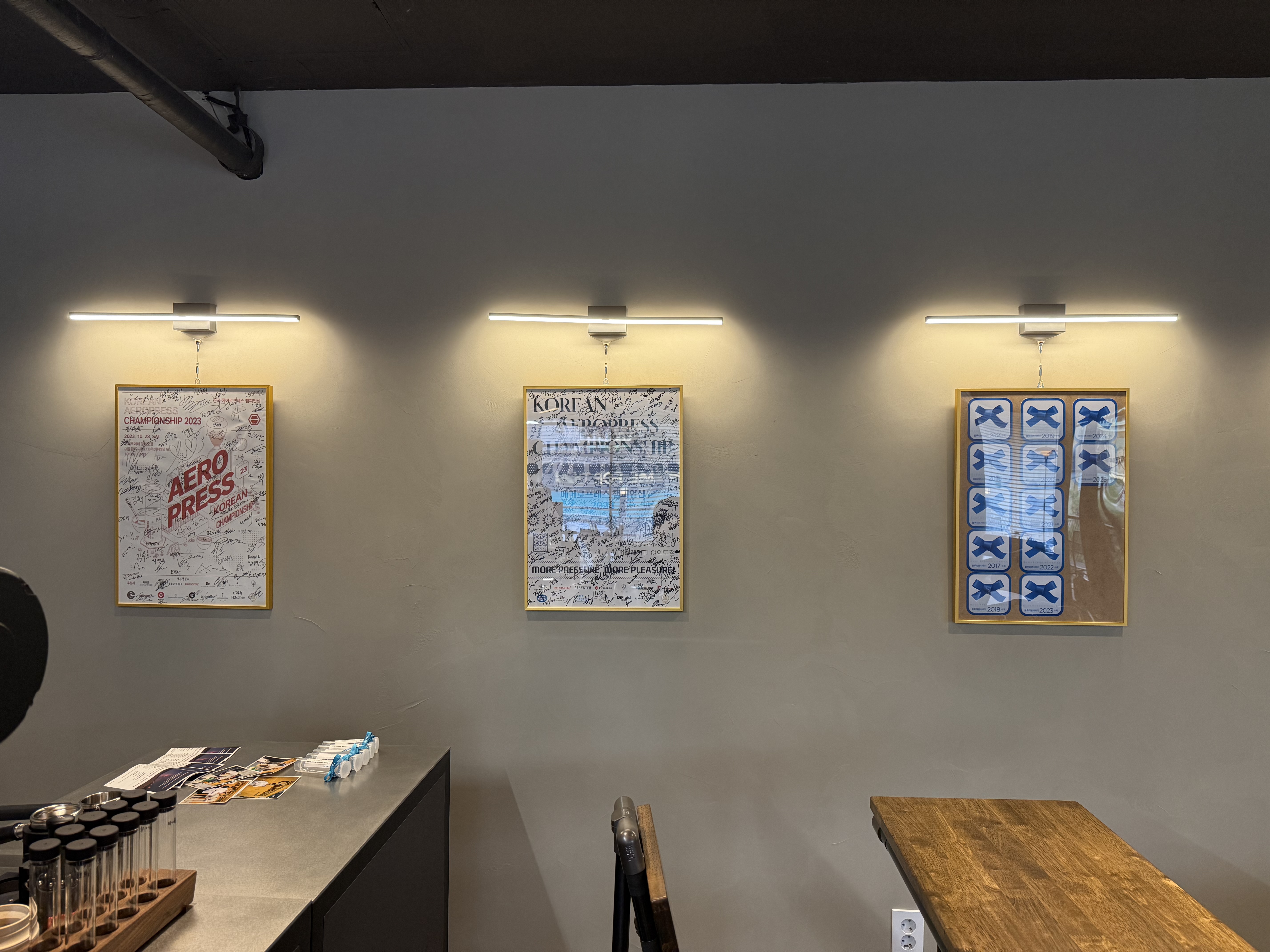 180 커피 로스터스 블루리본과 에어로 프레스 챔피언십 액자