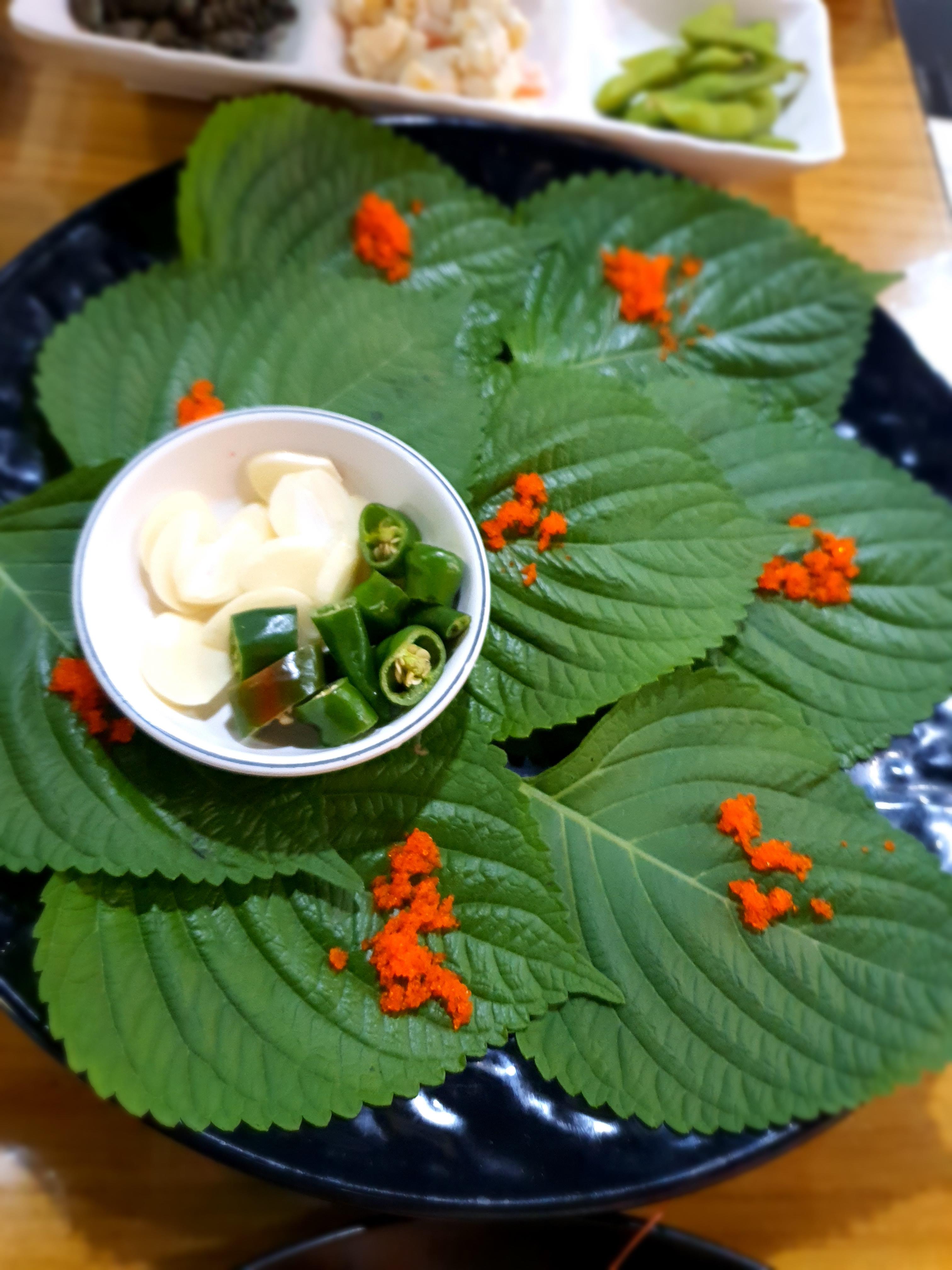 깻잎에-날치알이-올려져-있어요.