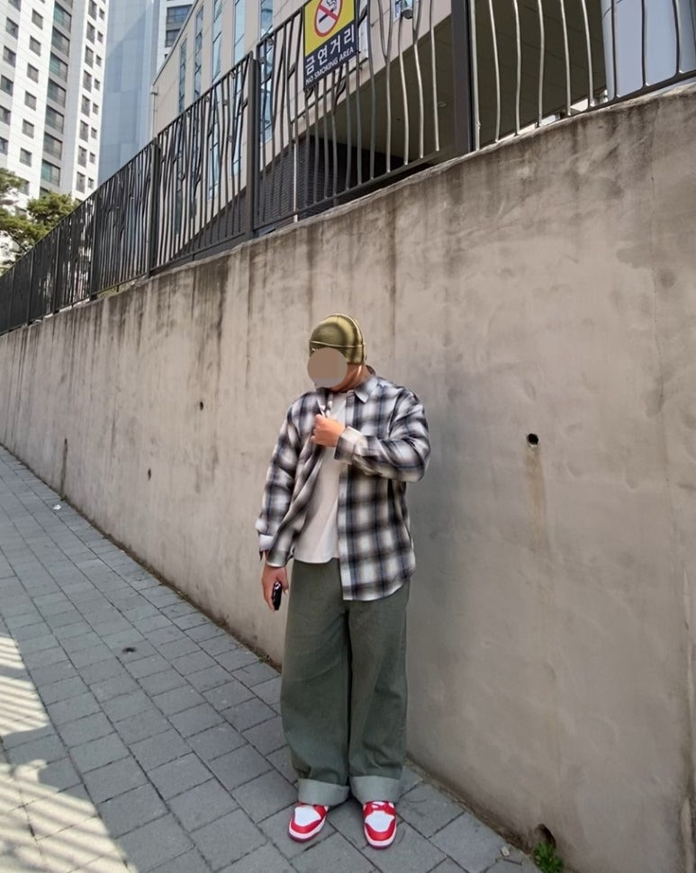 데일리룩('26. 3. 29.)슈프림x뉴에라 비니, 바운더리 오버핏 옴브레 체크셔츠, 무신사스탠다드 티셔츠, 그리너리크리드 와이드 데님팬츠, 나이키 덩크 로우 레트로 유니버시티레드