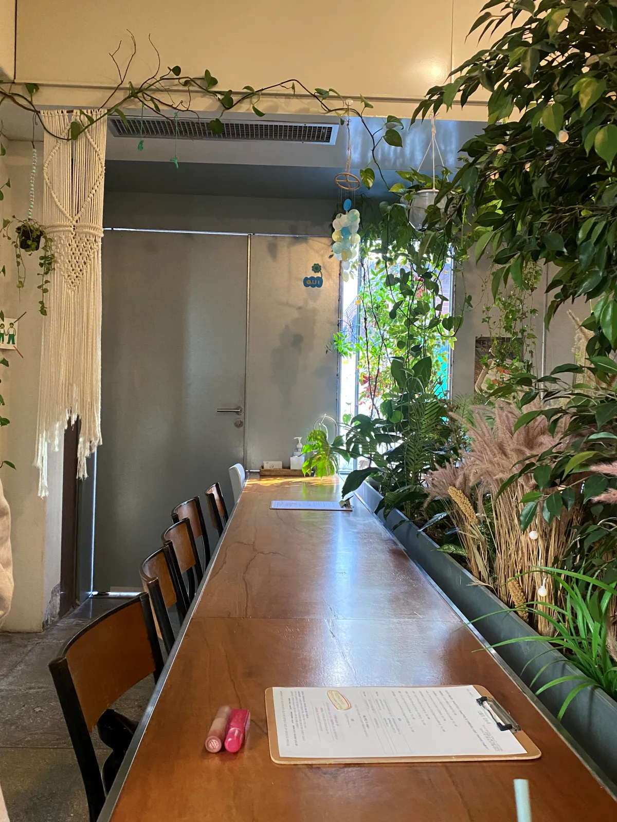 카페-테이블과-출입문