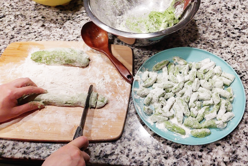 믹서에 간 시금치 넣어 만든 시금치 감자뇨끼