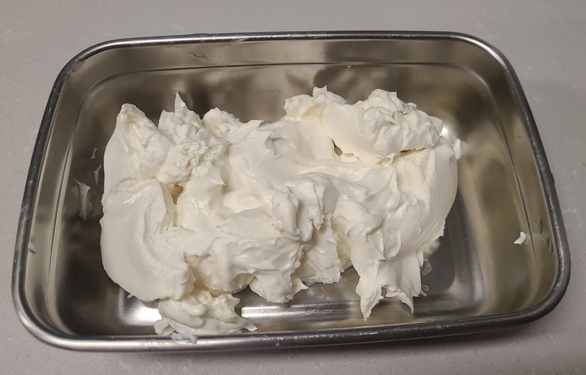 사각스텐볼-안에-하얀색-그릭요거트덩어리가-펼쳐져있음