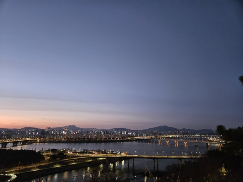 응봉산 정상에서 바라본 한강과 도시 풍경