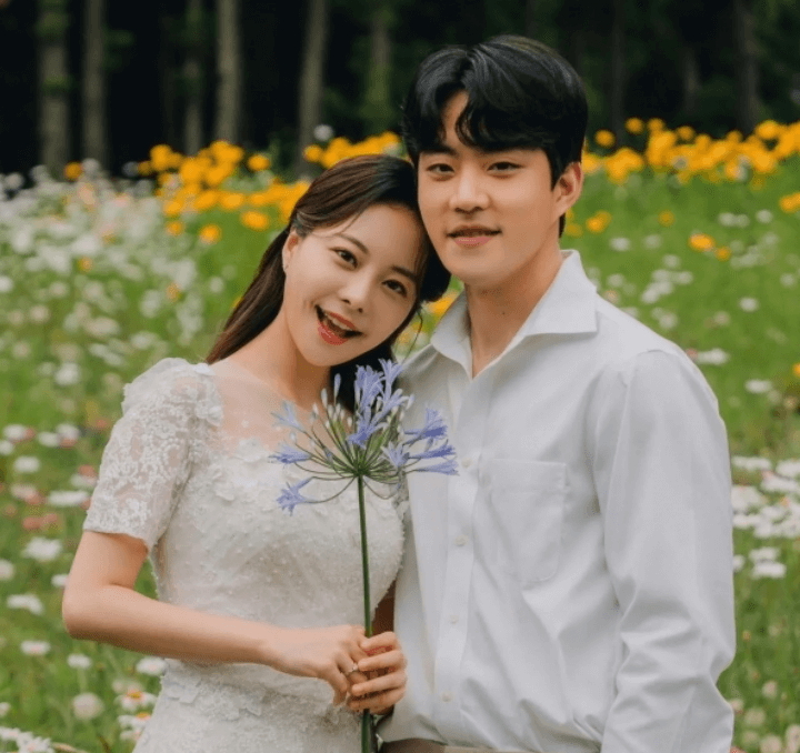 서주원-아옳이-웨딩사진-꽃밭-드레스