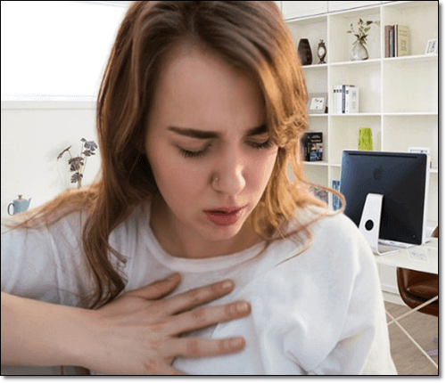 심장 통증이 있는 여성