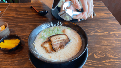 라멘에-마늘넣는-장면