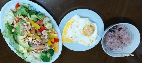 샐러드 → 단백질 → 밥 순서로 차려진 식탁 모습