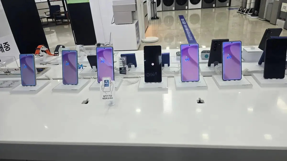 핸드폰 전시사진