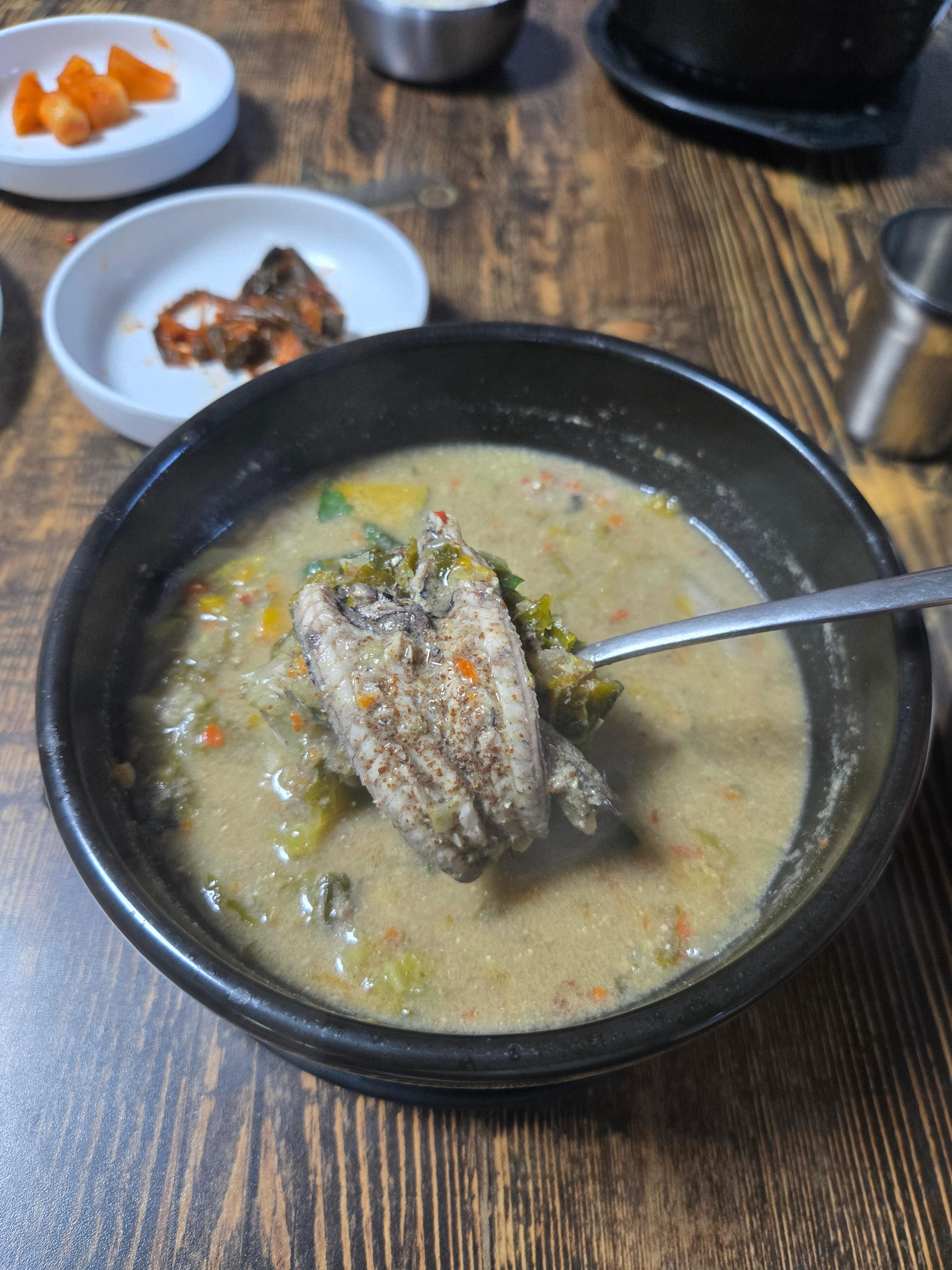 부드러운 살코기와 담백한 국물이 어우러진 짱뚱어탕