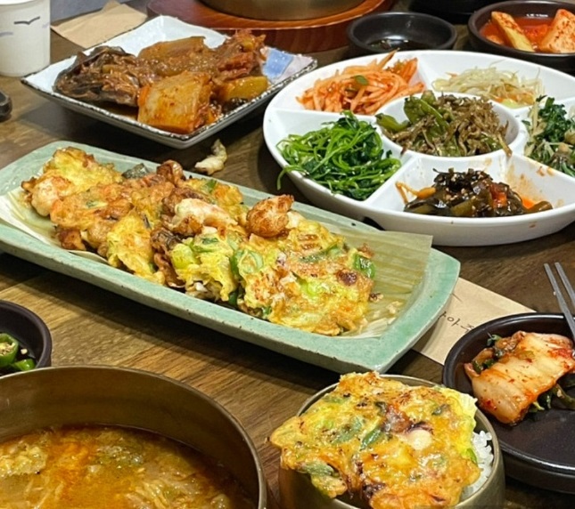 동네한바퀴-서울-서촌-곰탕-고래-나물반찬