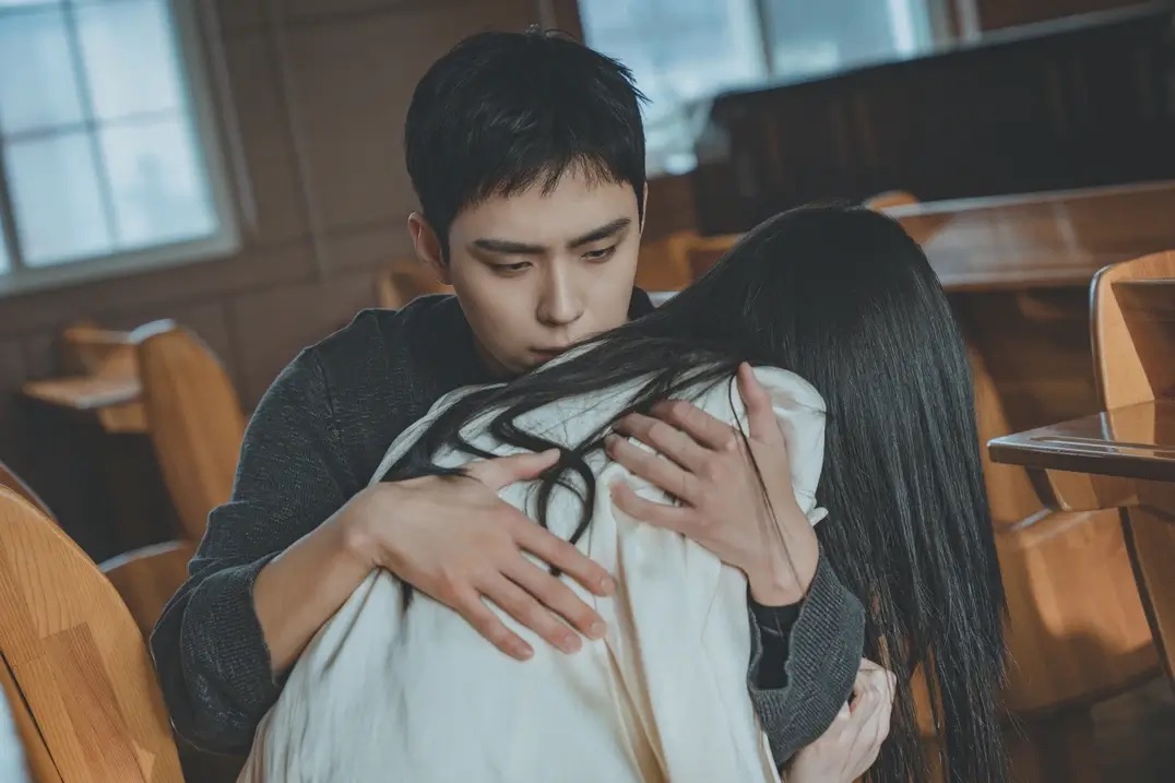 아진을 안아주며 위로하는 재오