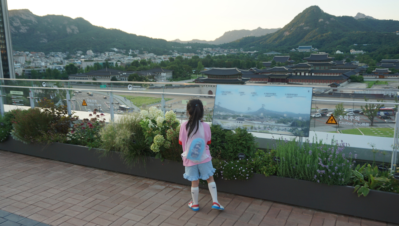 서울 최고의 뷰 포인트, 황토마루 옥상정원에 아이가 서서 전망을 조망하고 있다