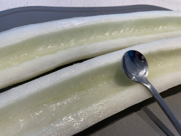 노각무침 황금레시피 - 노각 씨 부분 싹싹 긁어내기, 쓴맛 제거