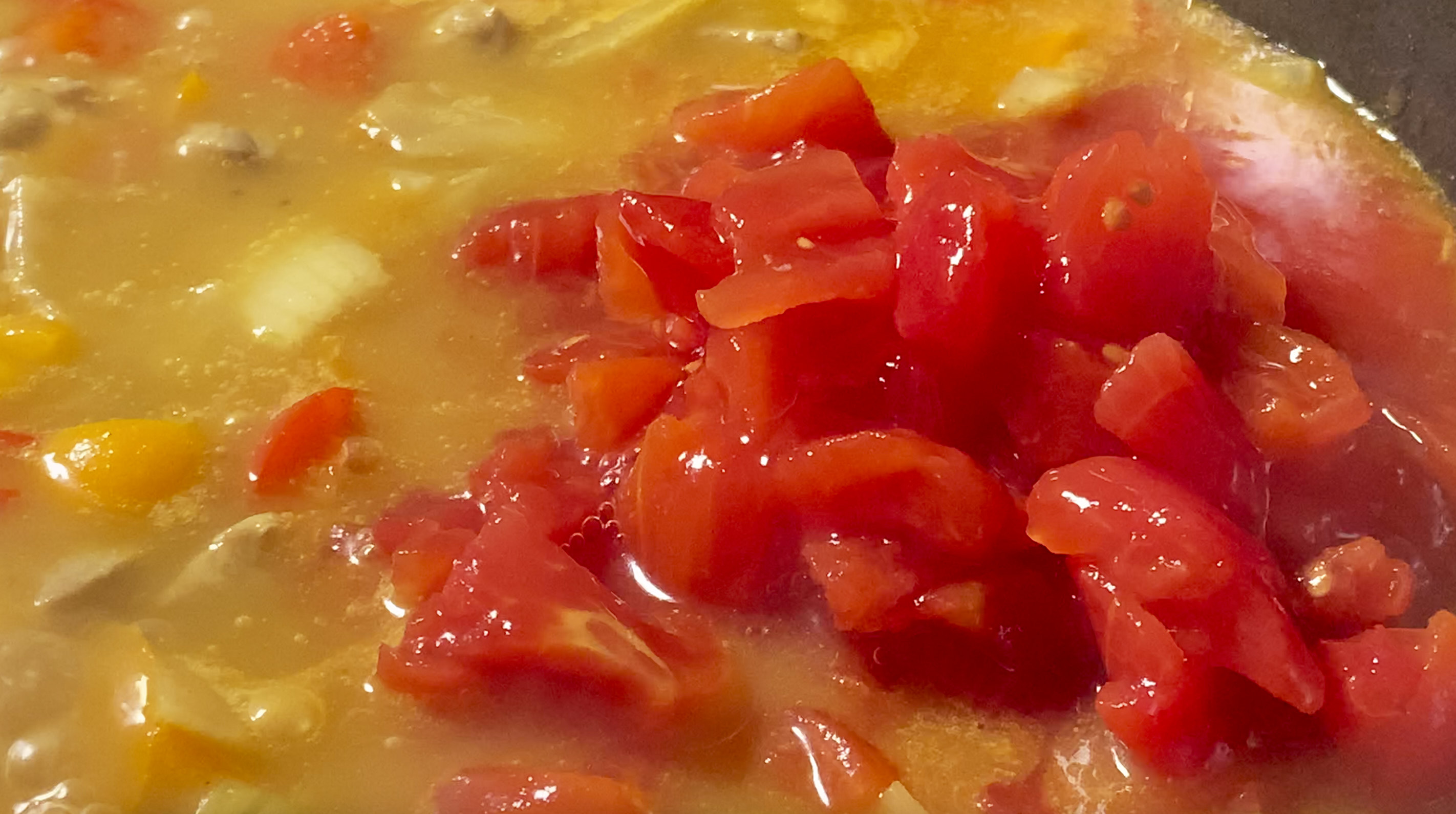 10. 캔 토마토는 1컵만 넣었어요. 