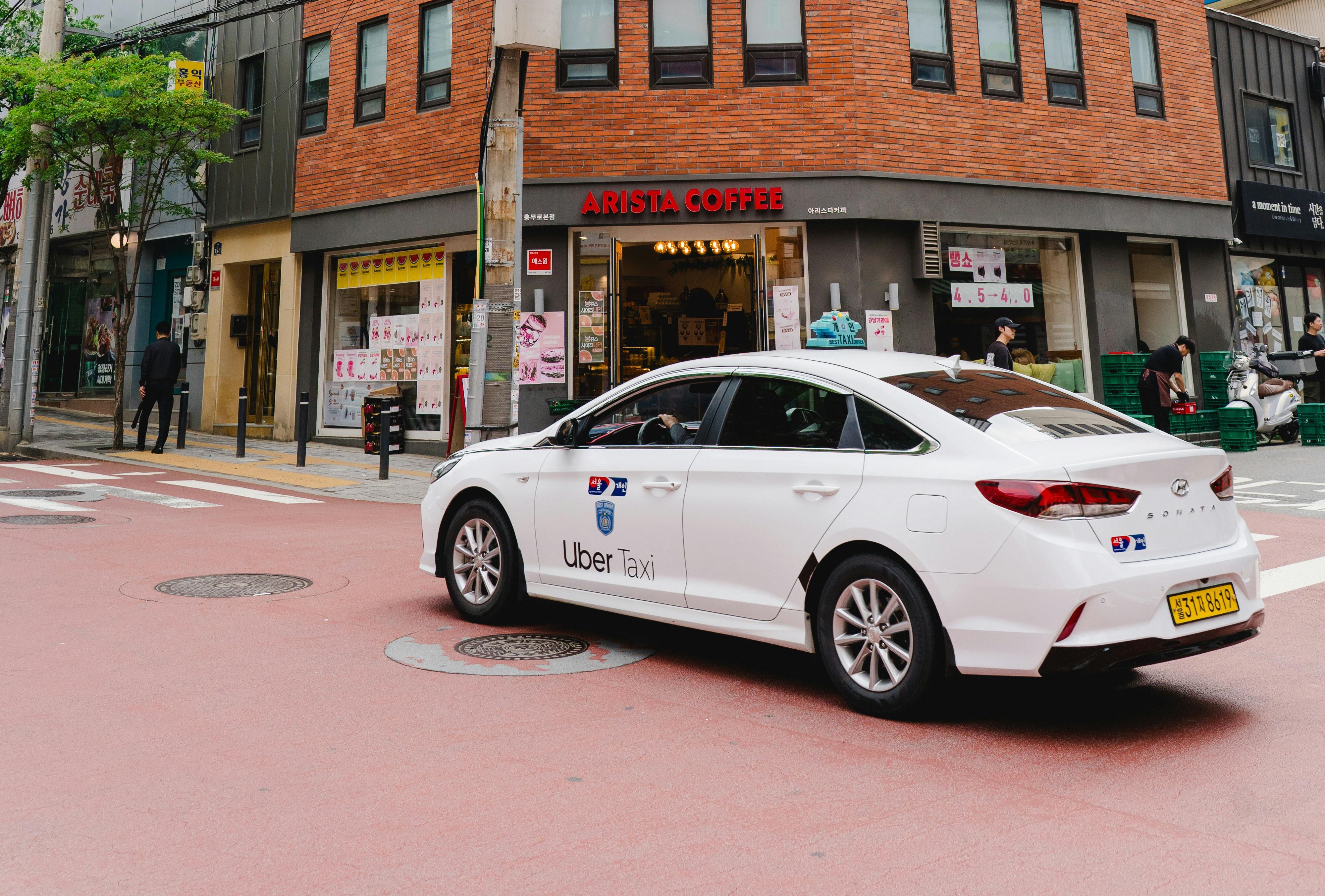 서울 시내를 달리는 우버택시 &ndash; Uber Taxi exterior in Seoul