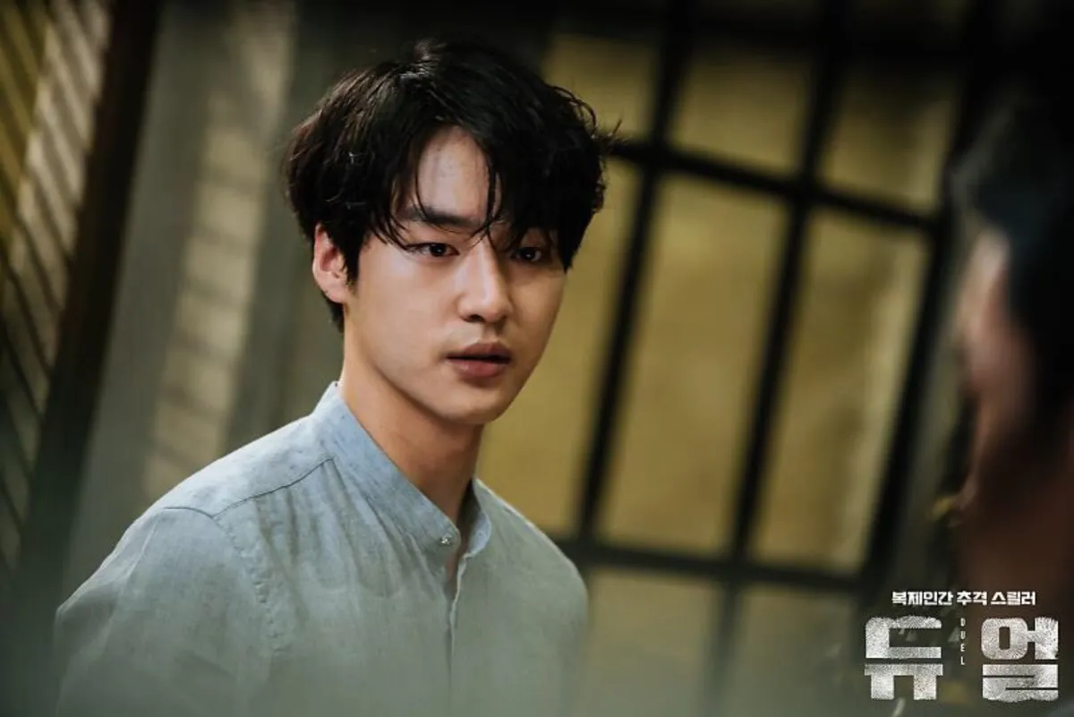 듀얼-양세종-누군가를-쳐다보는-모습