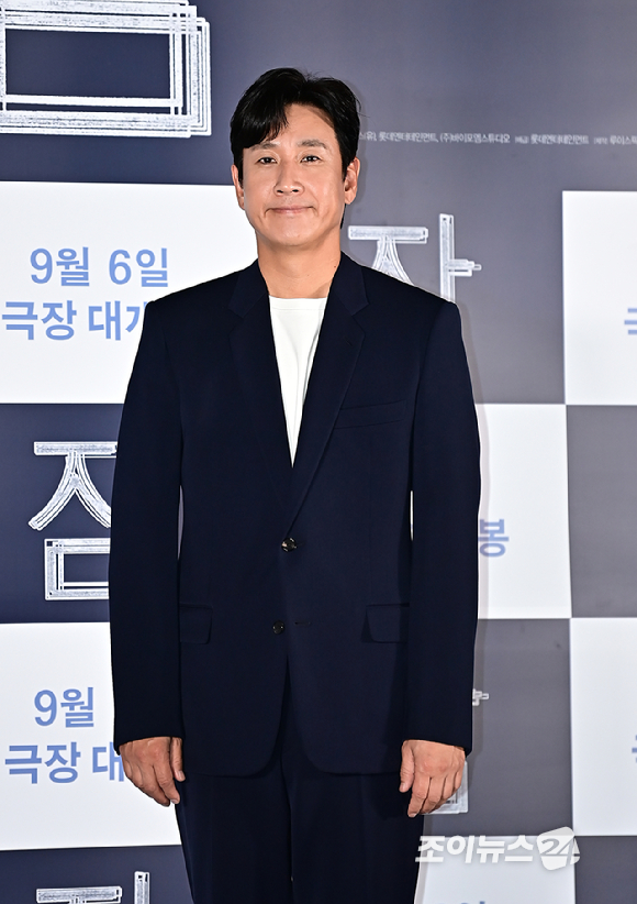 배우 이선균이 18일 오후 서울 광진구 롯데시네마 건대입구에서 열린 영화 &#39;잠&#39; 언론시사회에서 포토타임을 갖고 있다. [사진=곽영래 기자]