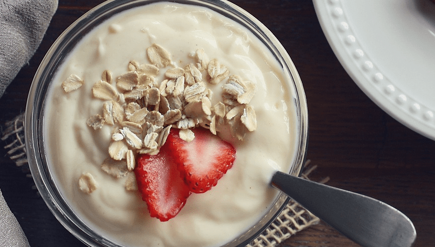 그릇에 담겨 있는 요구르트