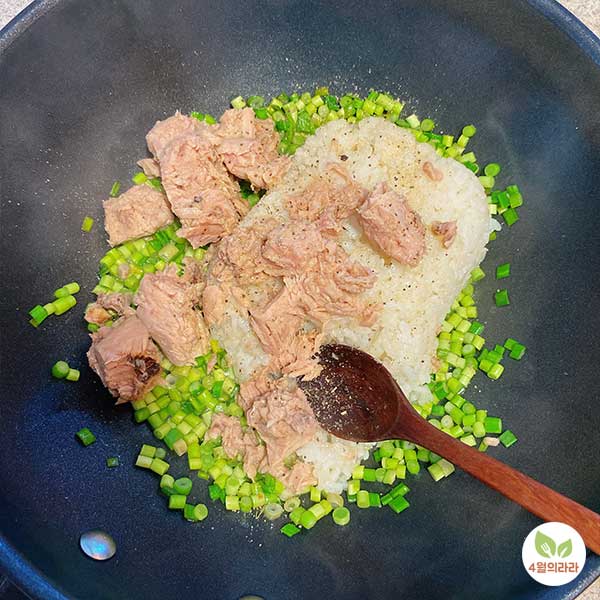 밥과-참치를-넣은-모습