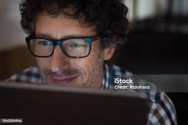 기쁘게 일하는 남성의 모습