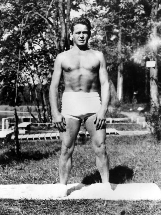 조셉 필라테스가 서 있는 모습
