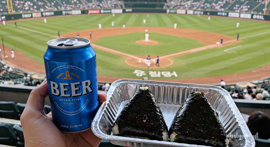 야구장 가성비 간식 조합 , 맥주와 삼각김밥