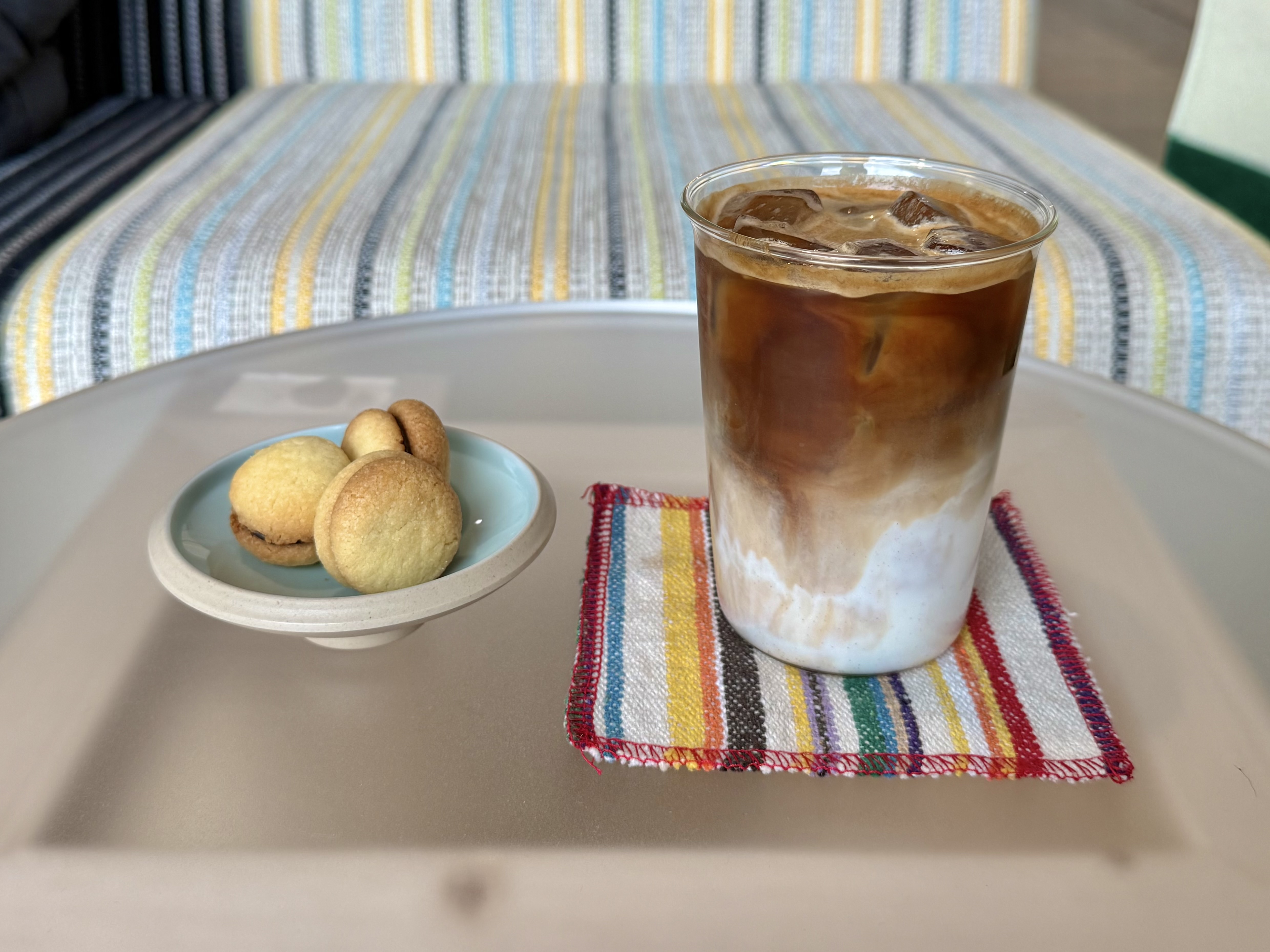 낭만한도초과의 아이스 카페라떼와 낭만 한 조각