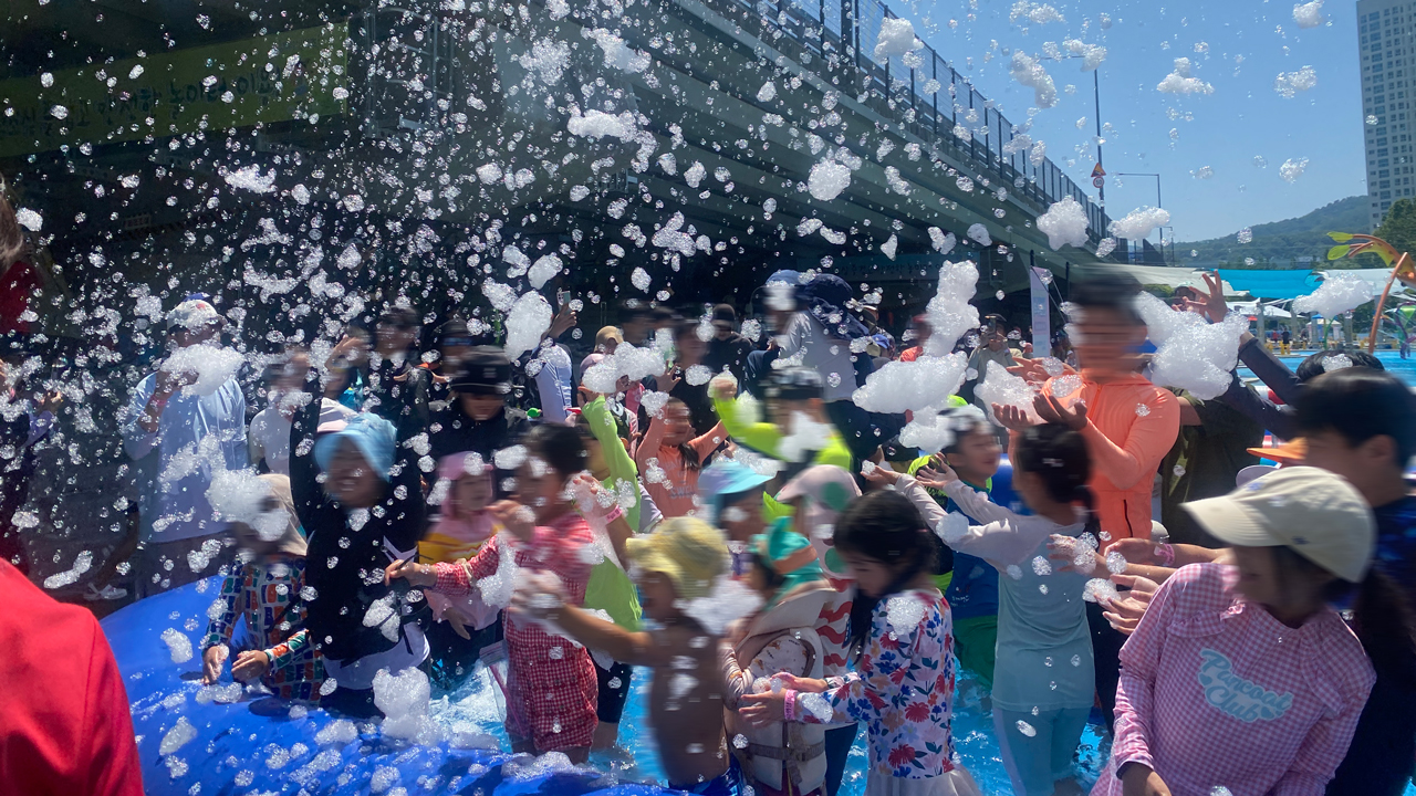 흩뿌려지는 거품을 온몸으로 맞이하는 아이들이 즐거워하고 있다