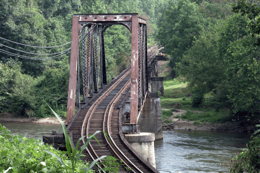 버려진 철길 따라 걷는 트레킹 코스