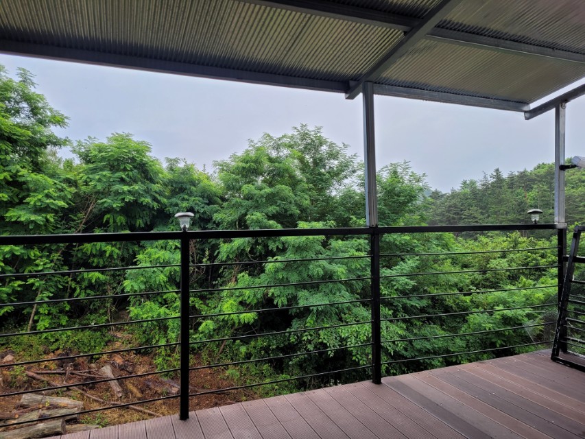 고성 써니힐펜션 테라스 숲 전망