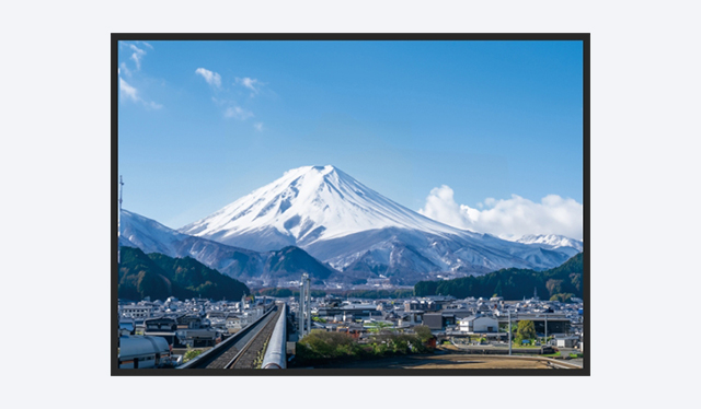 후지산을 배경으로 일본 철도와 마을 풍경이 보임