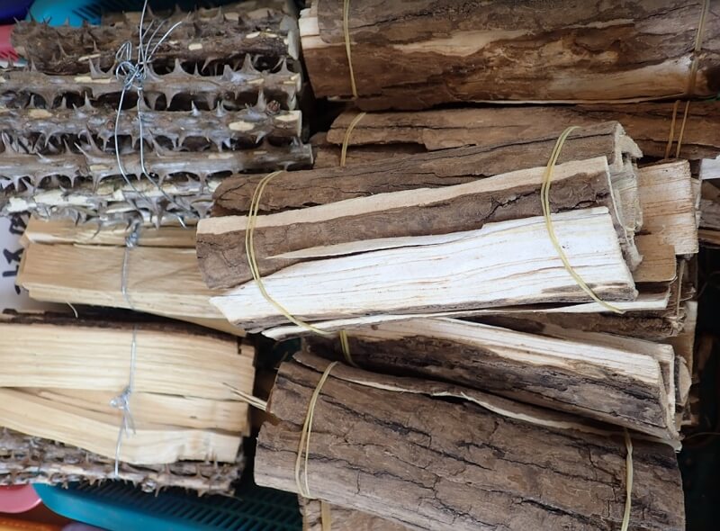 쪼개어-묶어놓은-엄나무