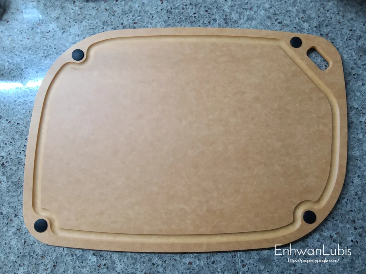 밝은-나무색-도마-앞면-검은색-미끄럼방지-고무가-모서리마다-붙어있고-가장자리에-홈이-패여있는